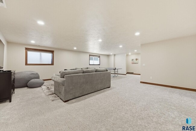 Building Photo - 2701 W Oak Hill Dr