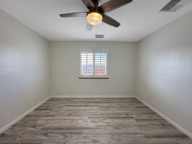 Building Photo - 1240 W Mariposa Ave