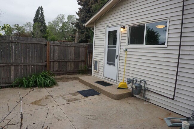 Building Photo - Two Bedroom Duplex in Golden!!