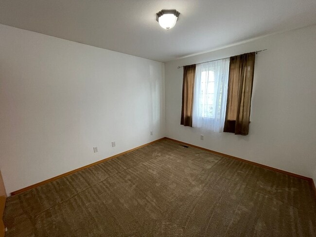 Building Photo - 1337 NW Redwing Dr