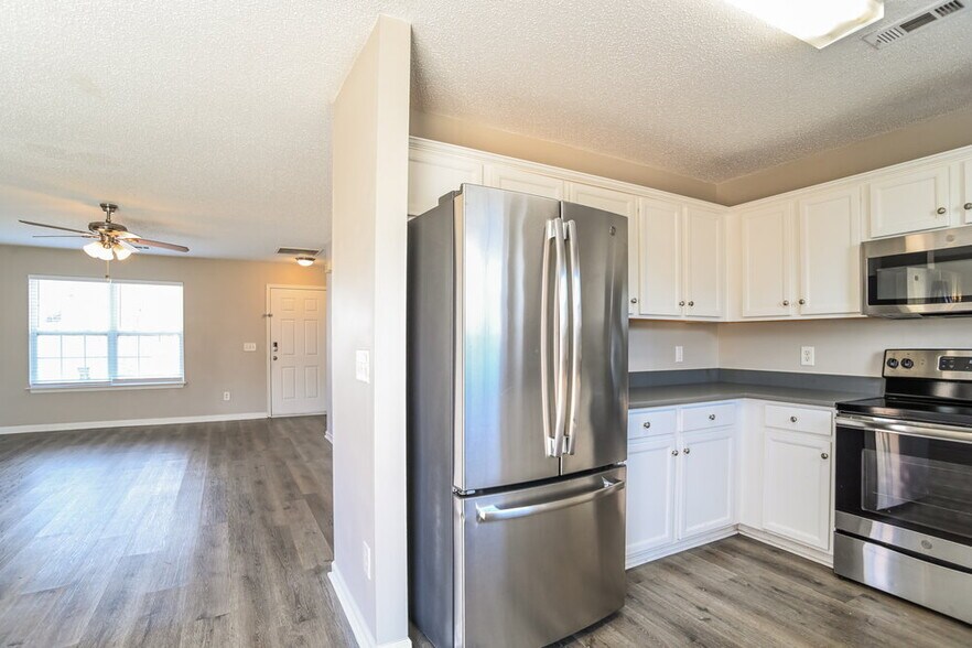 Building Photo - 913 River Trail Rd