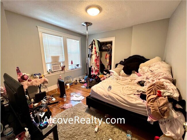 Building Photo - 37 Sterling St