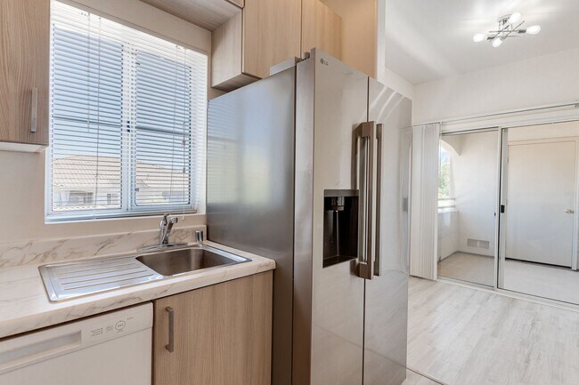 Building Photo - Charming 2-Bed/2-Bath Condo with Dual Mast...