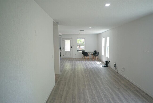 Building Photo - 908 E Cayuga St