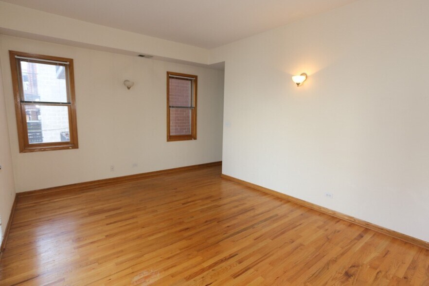 Building Photo - 824 W Buckingham Pl
