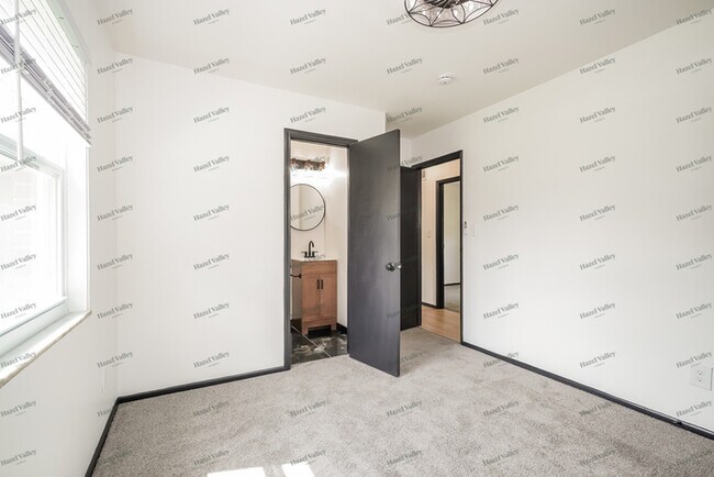 Building Photo - 5548 Roche Dr