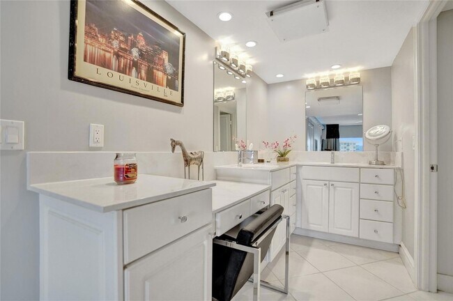 Building Photo - 1150 Hillsboro Mile Unit 1016