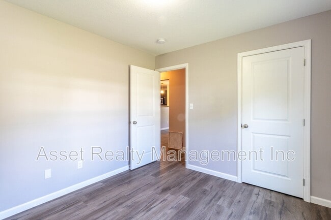 Building Photo - 524 Midlake Dr NE