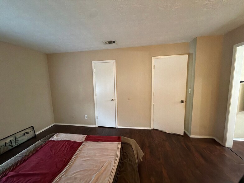 Building Photo - Room in Condo on Brockett Pl