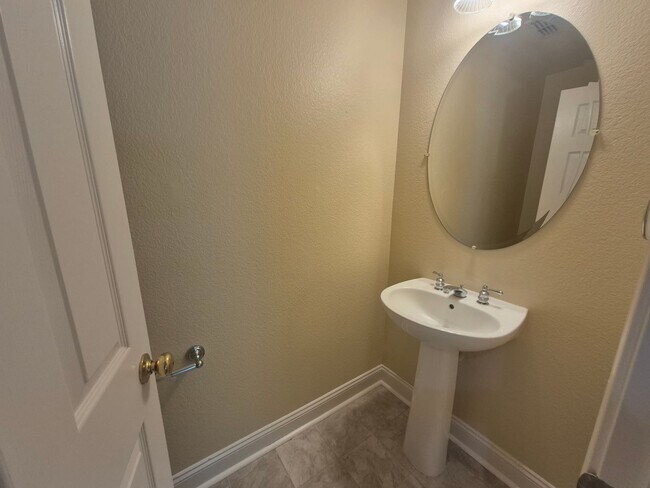 Building Photo - 5343 Dunlay Dr