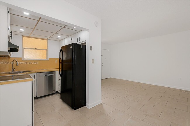 Building Photo - 1975 NE 135th St