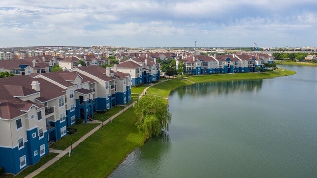 Building Photo - 901 Lakeside Cir