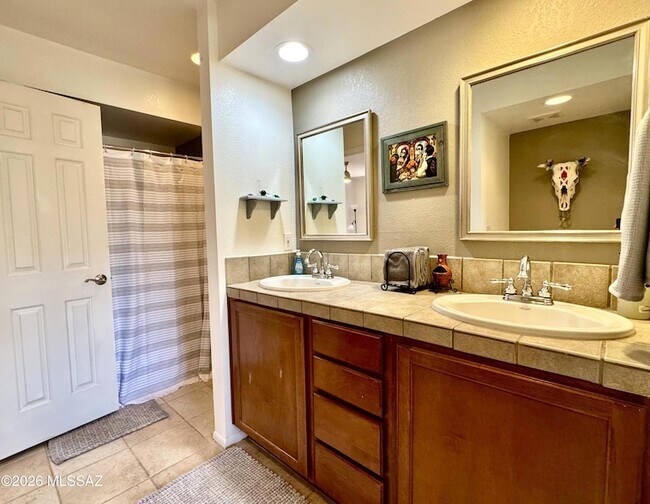 Building Photo - 5051 N Sabino Canyon Rd
