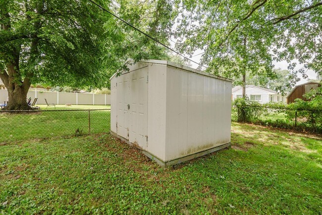 Building Photo - 2825 Hinde Ave