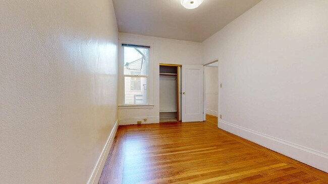 Building Photo - Bright Top-Floor 2BR / 1.5BA Apartment North of Panhandle & Next to Golden Gate Park