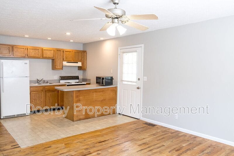 Building Photo - 402 Hall St