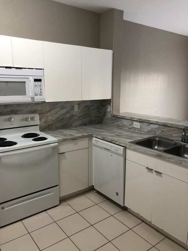 Building Photo - 1663 SE 29th St # 109