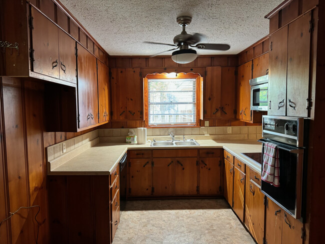 Convenient Kitchen - 4447 N Gloster St