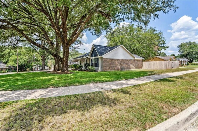 Building Photo - 1850 Summer Pl Dr W