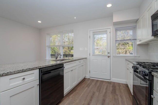 Building Photo - 806 Benninghaus Rd