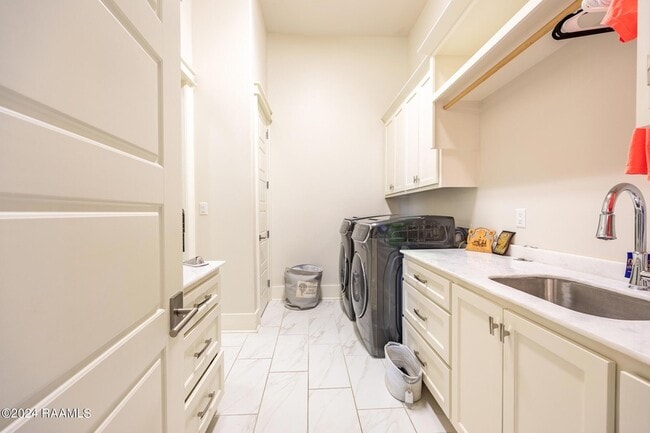 Building Photo - 300 Brightwood Dr