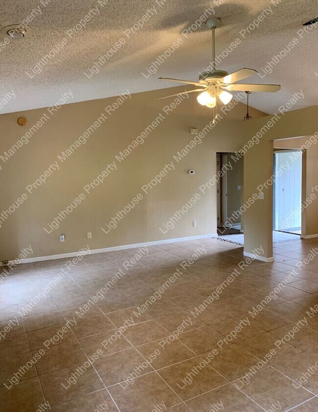 Building Photo - Beautiful Home Just Minutes to NAS JAX & 295 Large Fenced Backyard