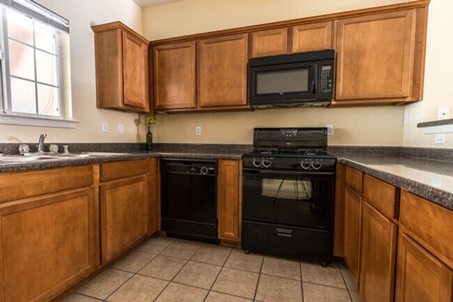 Building Photo - Spacious 3 bedroom, 2.5 Bath Condo in East El Paso!!