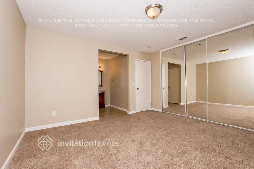 Building Photo - 560 E Wigeon Way