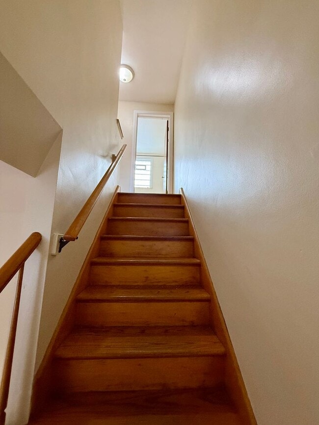 Building Photo - HOME SWEET HOME! 2 Bed / 1 Bath Townhome Available in Oak Park!