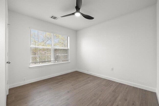 Building Photo - 2204 Founder Dr