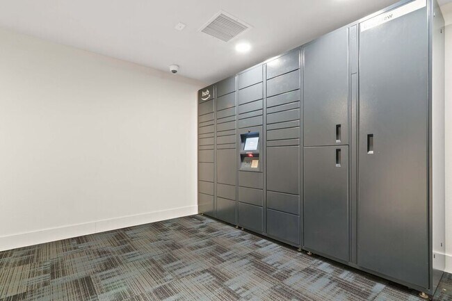 Building Photo - 736 Bellevue Pl E