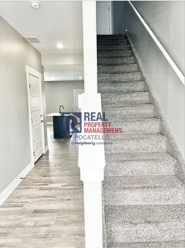 Building Photo - MOVE IN SPECIAL - 3 bedroom 2.5 bath Townh...