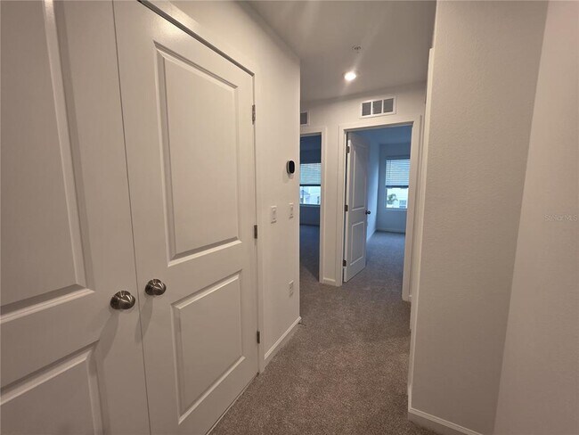Building Photo - 9835 Walkway Dr