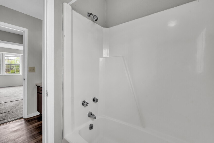 Building Photo - 320 11th St N