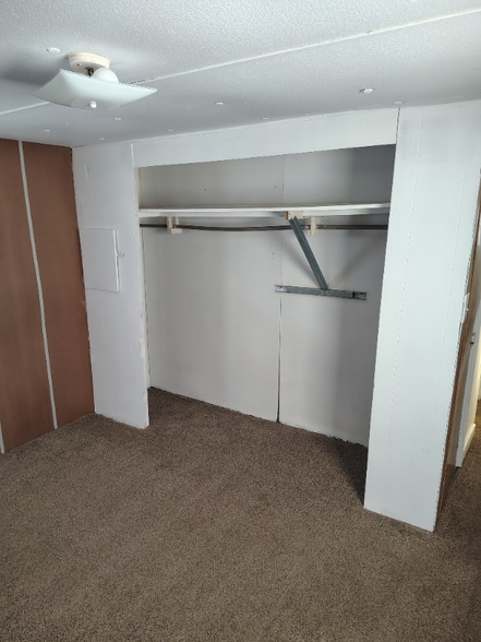 Building Photo - 210 SE Camelot Loop