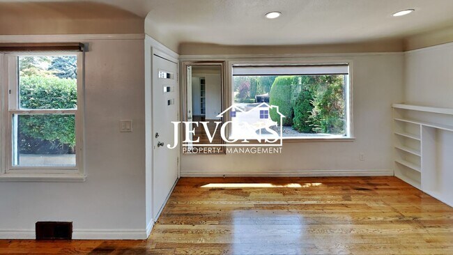 Building Photo - Charming 3-bedroom home with large fenced ...