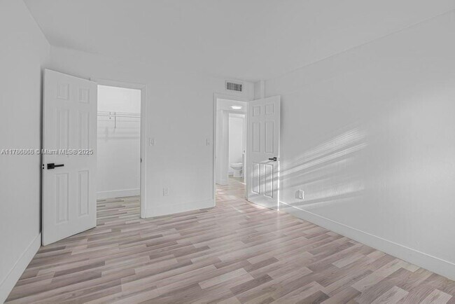 Building Photo - 110 Fontainebleau Blvd