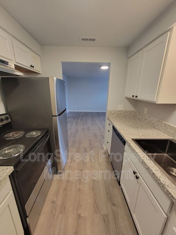 Building Photo - 3286 NE Lancaster St