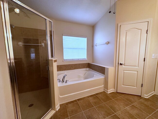 Building Photo - A Must See! Large 3BD/2BA, Fully Fenced Yard