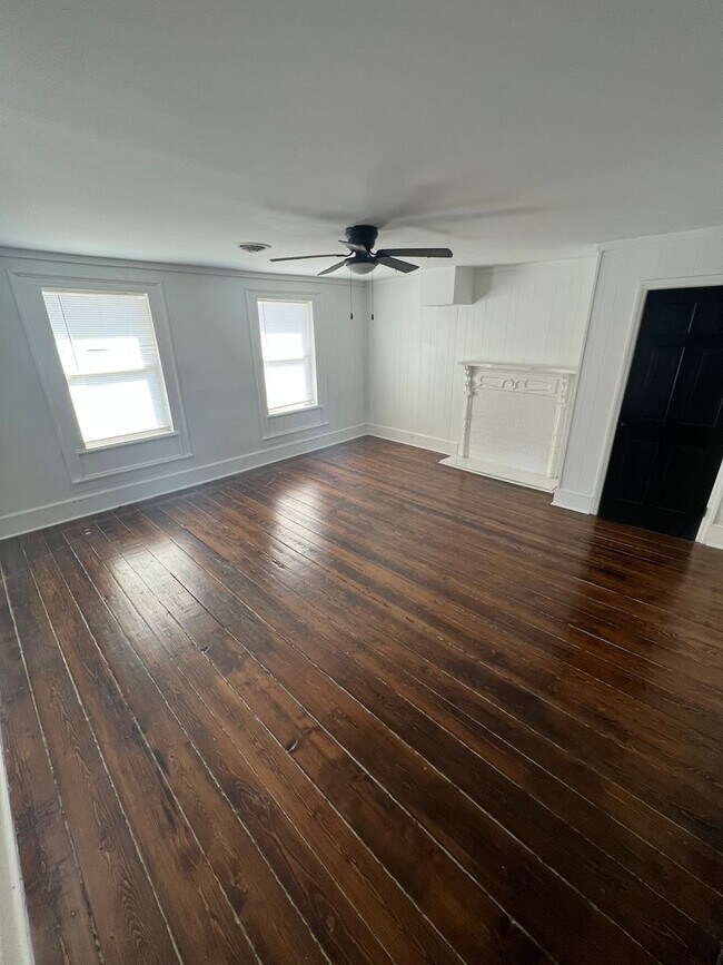 Building Photo - Great 4 Bedroom Minutes from Downtown