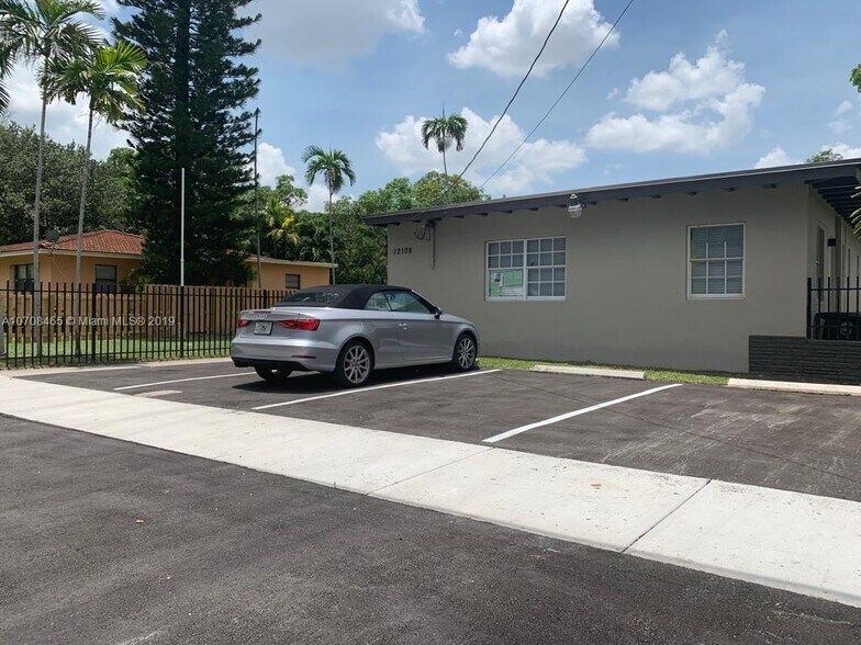 Building Photo - 12108 NE 5th Ave