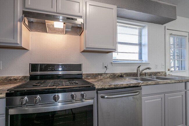 Building Photo - 1341 E 142nd St