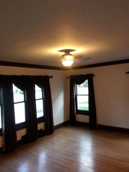 Building Photo - 1361-1363 N Hawley Rd