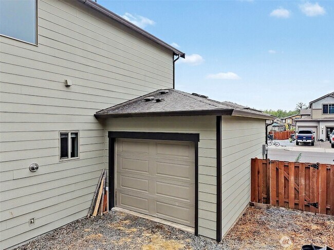 Building Photo - 348 Partlon St