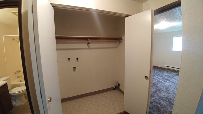 Building Photo - 1 Bedroom, 1 Bathroom Downstairs Apartment - South Suburbs