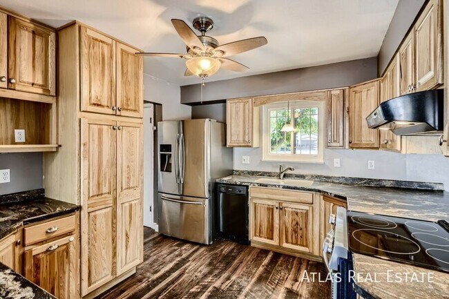 Building Photo - 1413 Tesla Dr