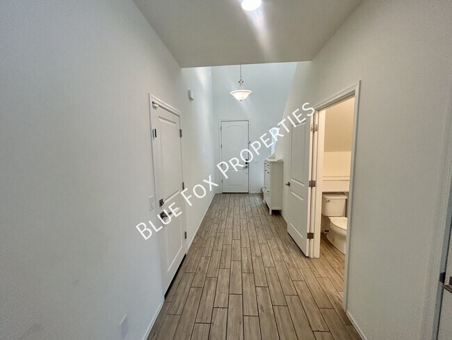 Building Photo - 7037 Vuelta Aguarachay
