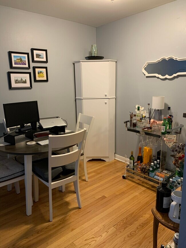 Building Photo - 541 W Oakdale Ave