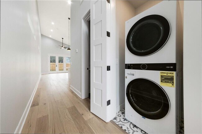 Building Photo - 1210 Brentwood St