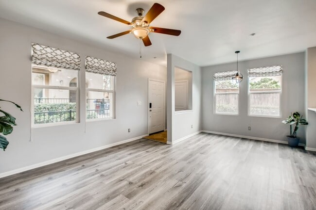 Building Photo - Fantastic 4 Bedroom House in Central San Diego Available in August!!